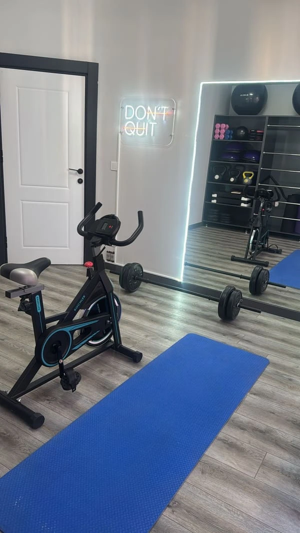 Wonder Pilates Studio'nun aynalı mat ve antrenman alanı