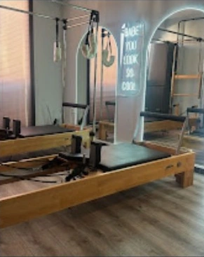 Wonder Pilates Studio'daki ahşap reformer ekipmanları
